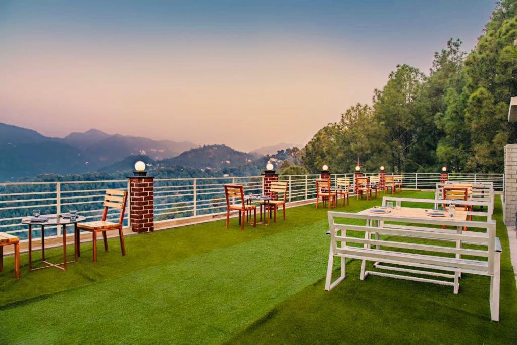 Hillcrest Heights Bed & Breakfast Kasauli Exterior foto